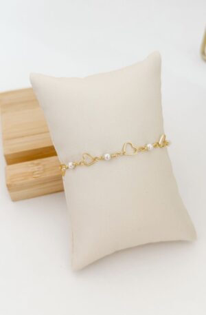 Pulseira Corações vazados e pérolas banhada a ouro