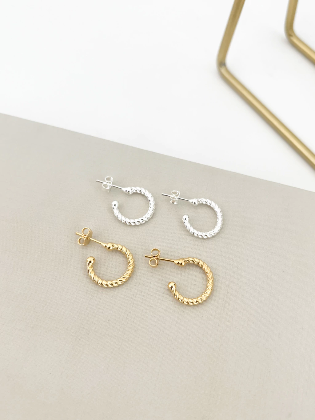 br1051-br1052-395c1832445d0c541217652085520208-1024-1024 Argola torcidinha P banhada a ouro - Imagem 1