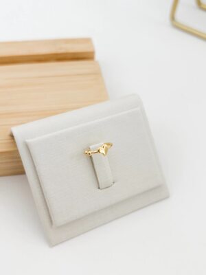 Piercing fake liso coraçãozinho banhado a ouro